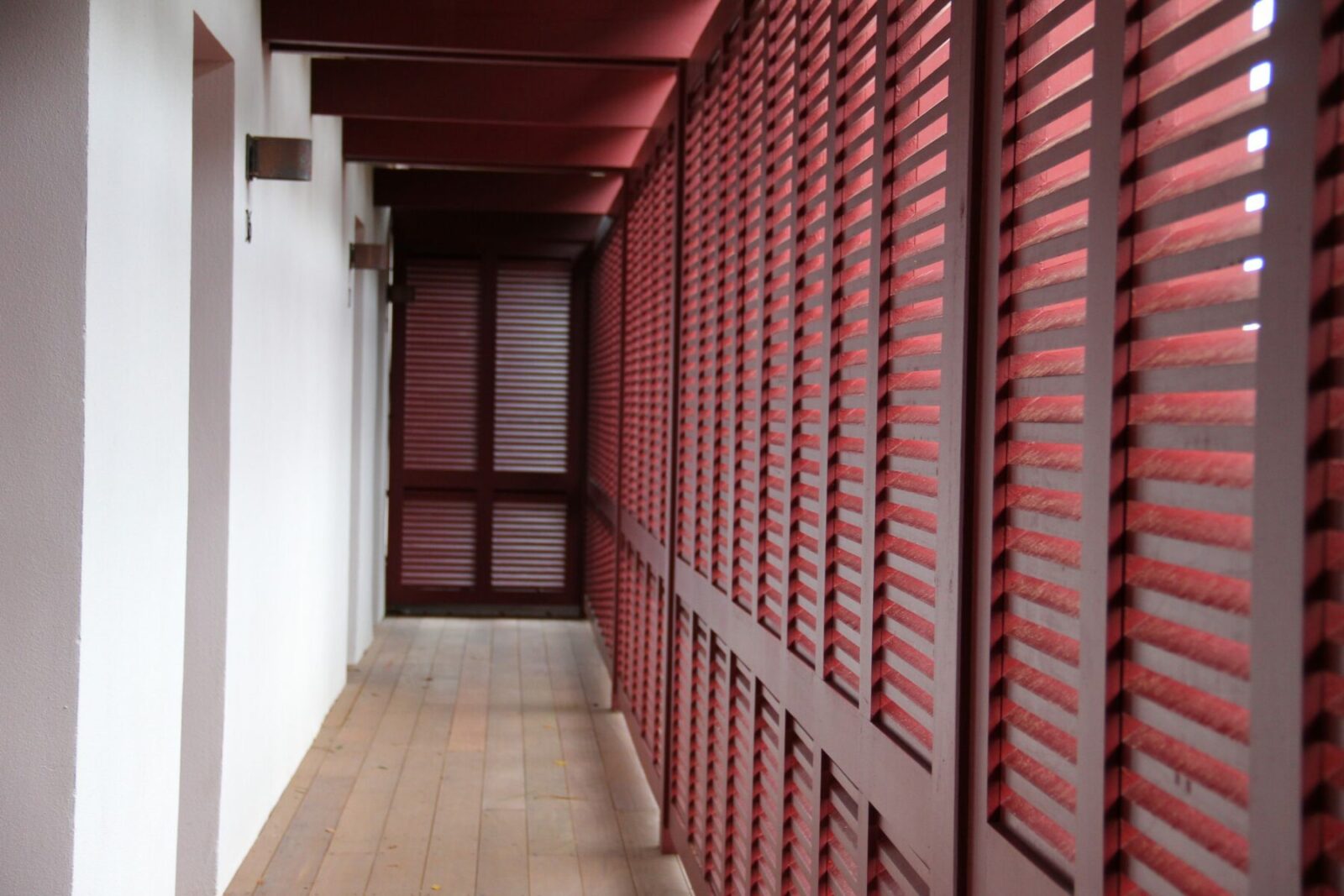 Volets rouges Guignard couloir