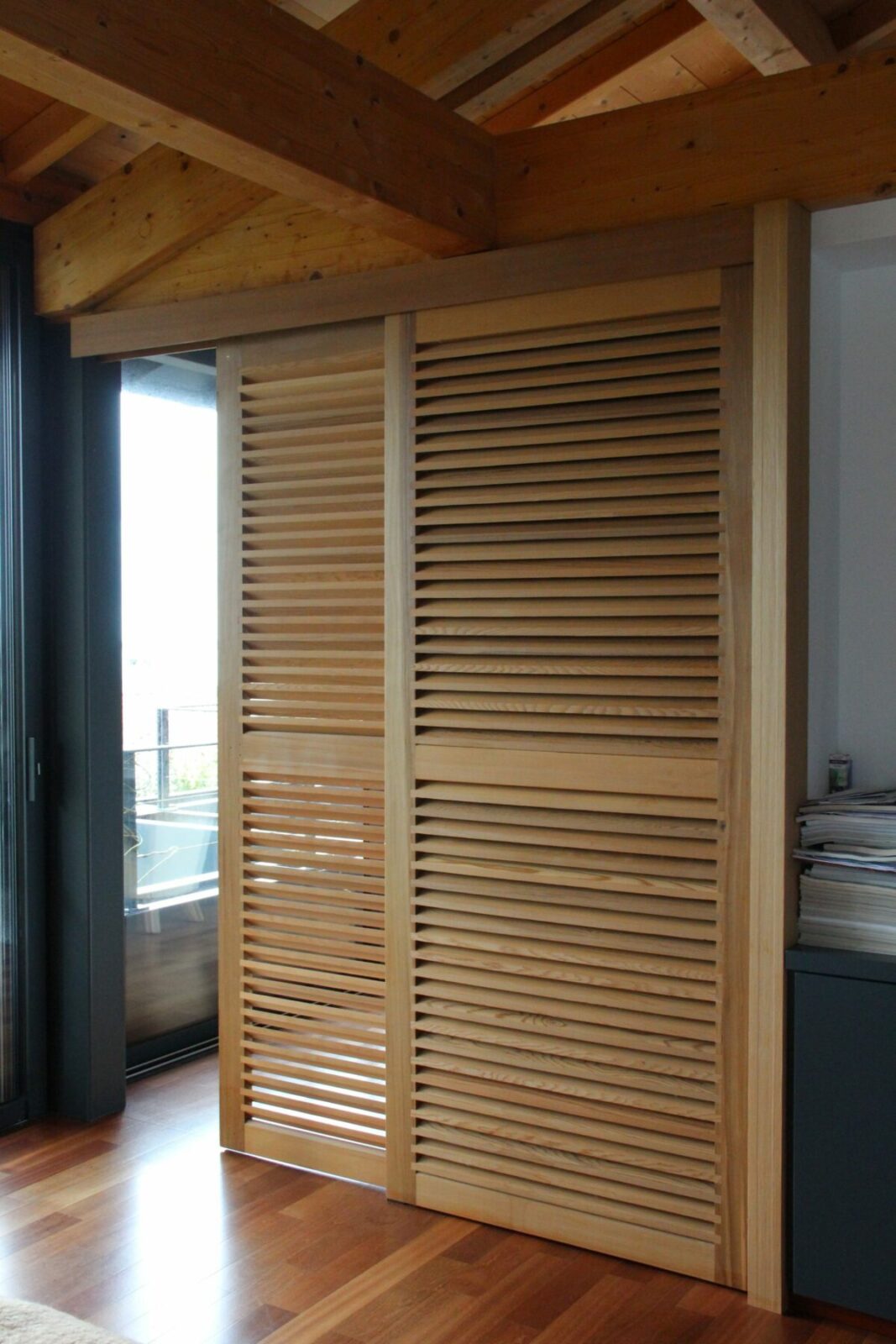 Volets Guignard en bois avec lamelles horizontales décoratives.