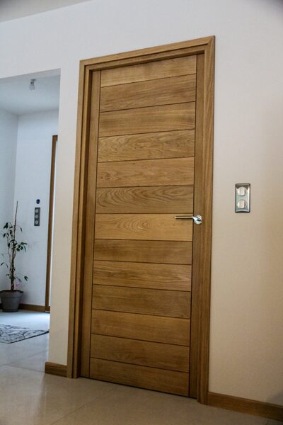 Porte en bois à panneaux, Volets Guignard.