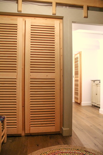 Volets Guignard en bois à lames, fermant un espace intérieur.