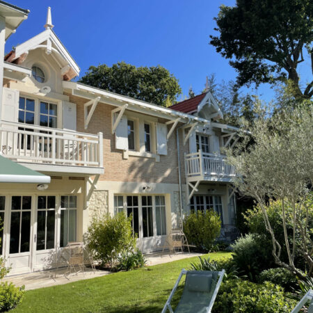Maison avec Volets Guignard et balcon.
