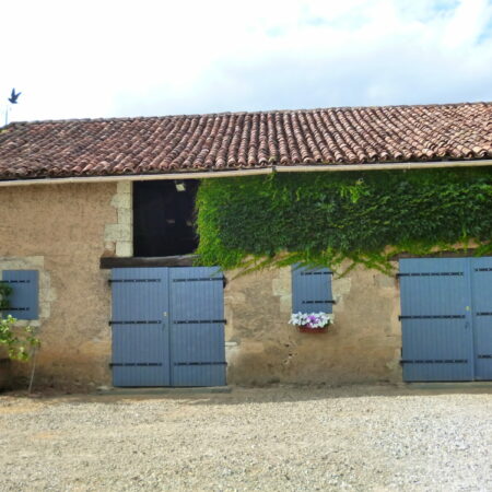 Volets Guignard maison campagne fenêtre porte bleue.