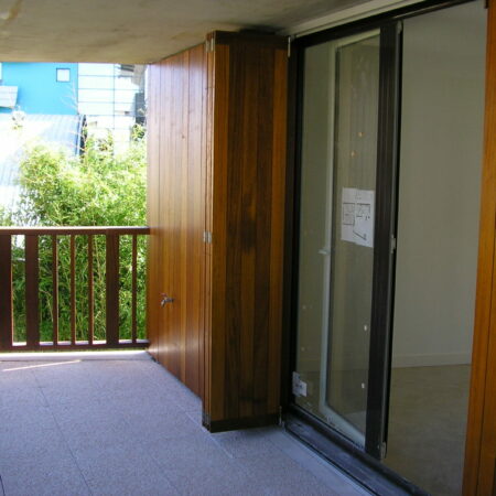 Balcon en bois avec portes vitrées ouvertes
